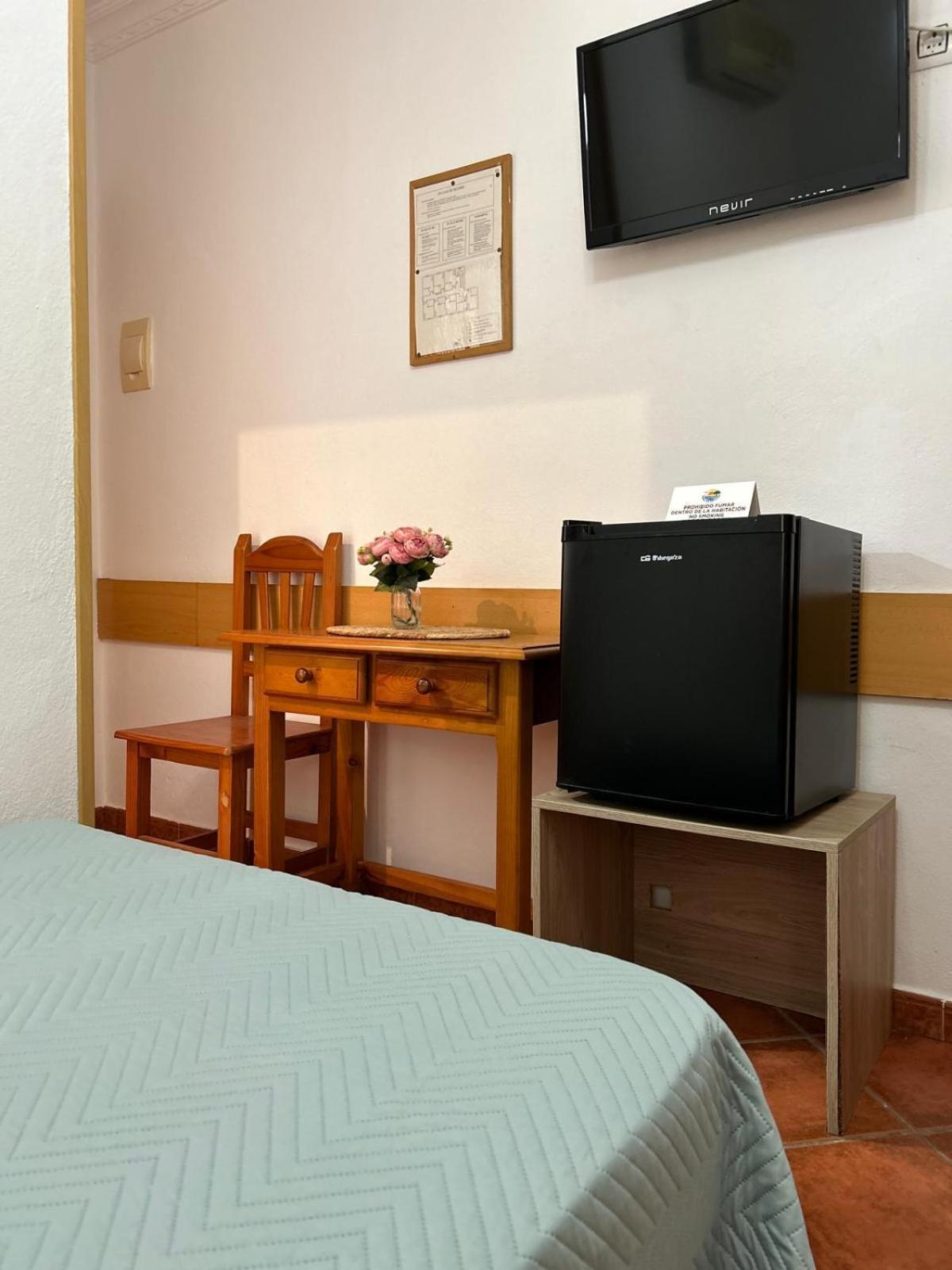 Hostal Los Mellizos Conil De La Frontera Exterior foto A typical hotel room with a mini-refrigerator