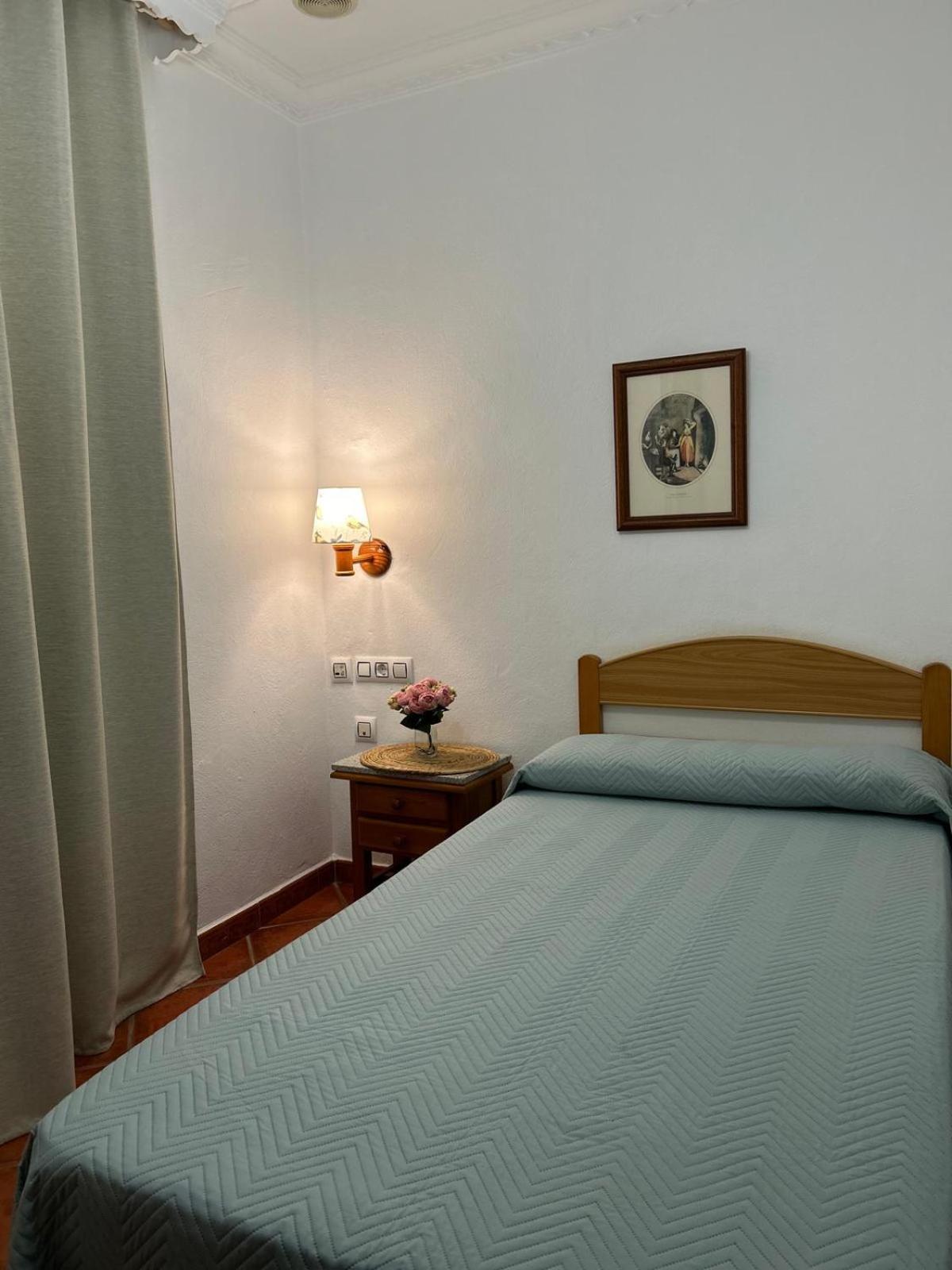 Hostal Los Mellizos Conil De La Frontera Exterior foto A single room in a Spanish hotel